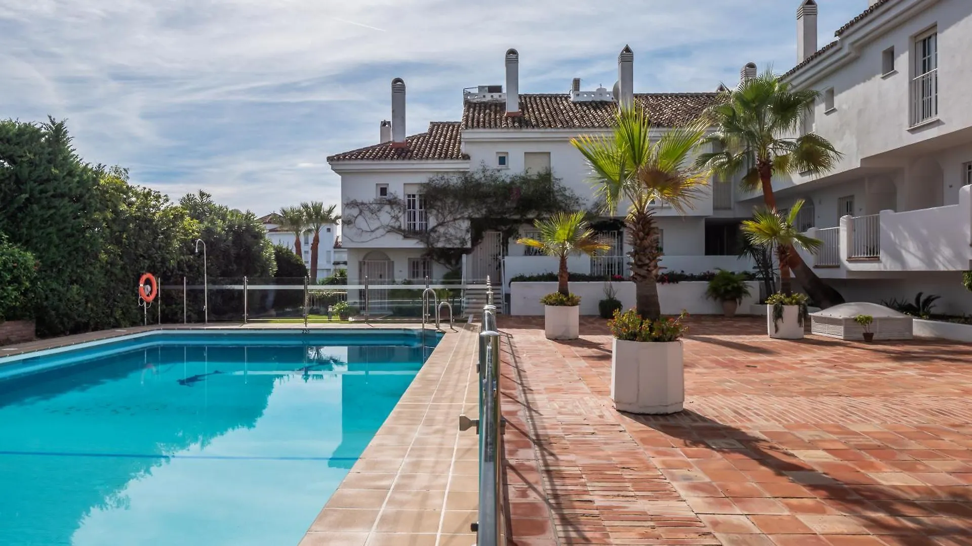 Apartment 3 Bdrm Stylish Apt W Pool In Puerto Banus Marbella