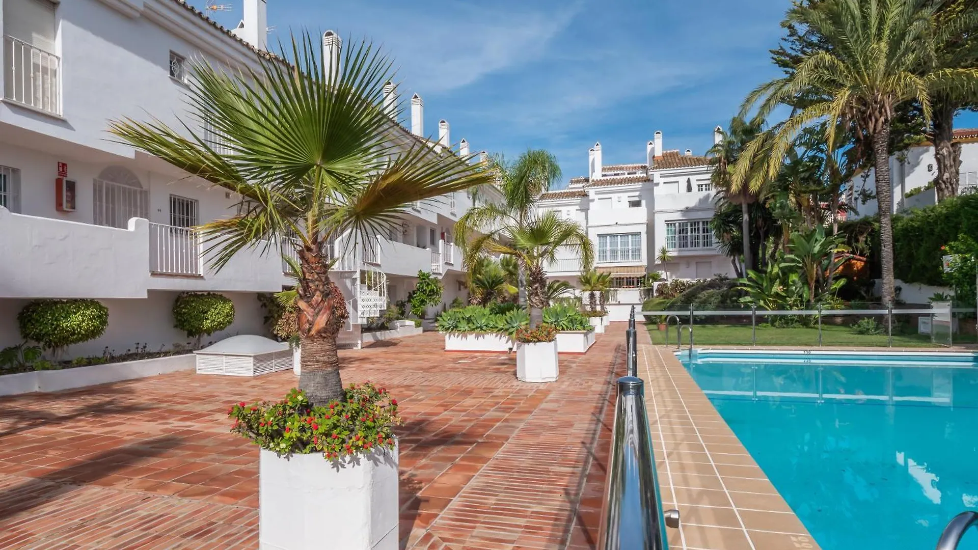 3 Bdrm Stylish Apt W Pool In Puerto Banus Marbella Apartamento