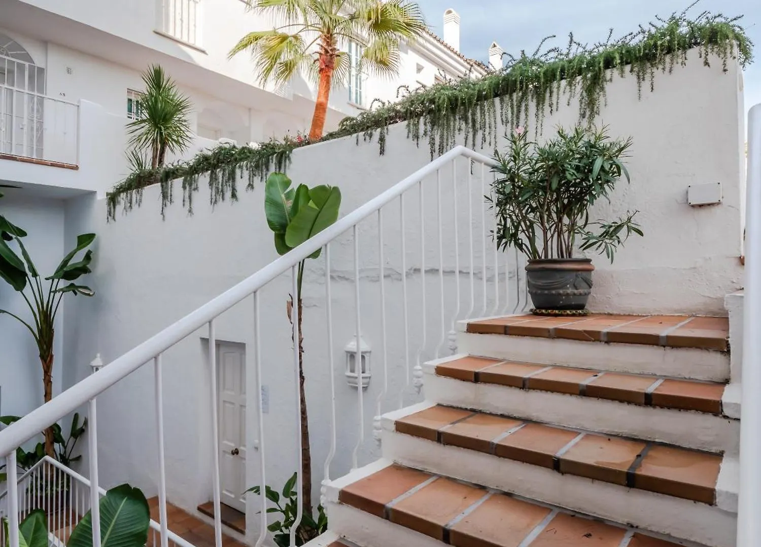 3 Bdrm Stylish Apt W Pool In Puerto Banus Marbella